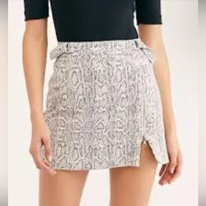 🌺FREE PEOPLE MIDNIGHT MAGIC SNAKESKIN MINI SKIRT SIZE 4🌺